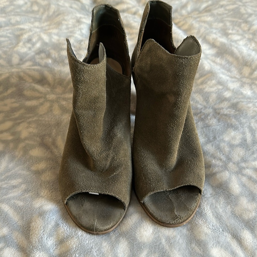 Steve Madden size 6 suede bootie
